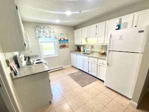 Microwave, oven, stovetop, dishwasher - 2-bedroom 2-bath apartment style hotel located in Wells, Maine (Wells)