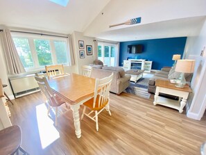 TV, fireplace - 2-bedroom 2-bath apartment style hotel located in Wells, Maine (Wells)