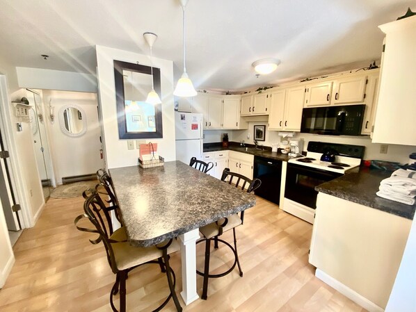 Réfrigérateur, micro-ondes, four, lave-vaisselle