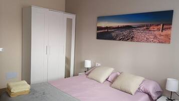 Standard Double Room, Shared Bathroom, City View | Seterika/papan seterika, Wi-fi percuma