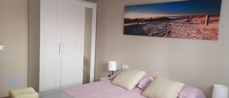 Standard dubbelrum - delat badrum - utsikt mot staden | Strykjärn/strykbräda och gratis wi-fi