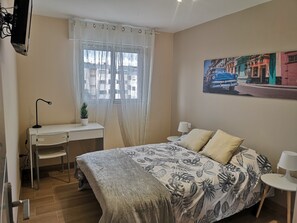 더블룸, 공용 욕실, 시내 전망 | 다리미/다리미판, 무료 WiFi