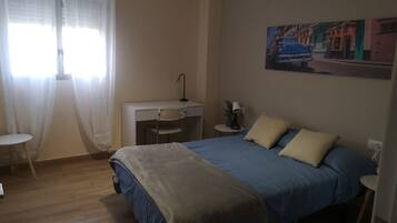 Tweepersoonskamer, gedeelde badkamer, uitzicht op stad | Een strijkplank/strijkijzer, gratis wifi