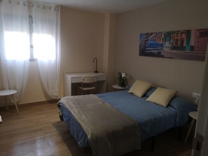 Kahden hengen huone, jaettu kylpyhuone, kaupunkinäköala | Silitysrauta/-lauta, ilmainen Wi-Fi