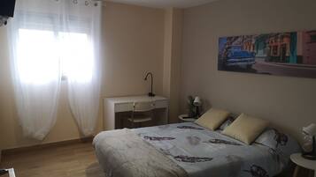 Tweepersoonskamer, gedeelde badkamer, uitzicht op stad | Een strijkplank/strijkijzer, gratis wifi