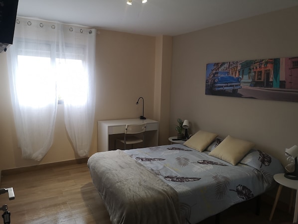 Kahden hengen huone, jaettu kylpyhuone, kaupunkinäköala | Silitysrauta/-lauta, ilmainen Wi-Fi