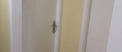 Un pasillo con dos puertas, cada una con un número.