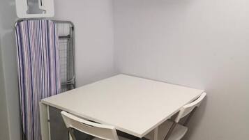 Doppelzimmer, Gemeinschaftsbad, Stadtblick | Speisen