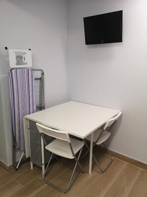 Double Room, Shared Bathroom, City View | Dining