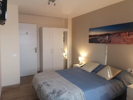 Habitación triple, baño compartido, vistas a la ciudad | Tabla de planchar con plancha y wifi gratis