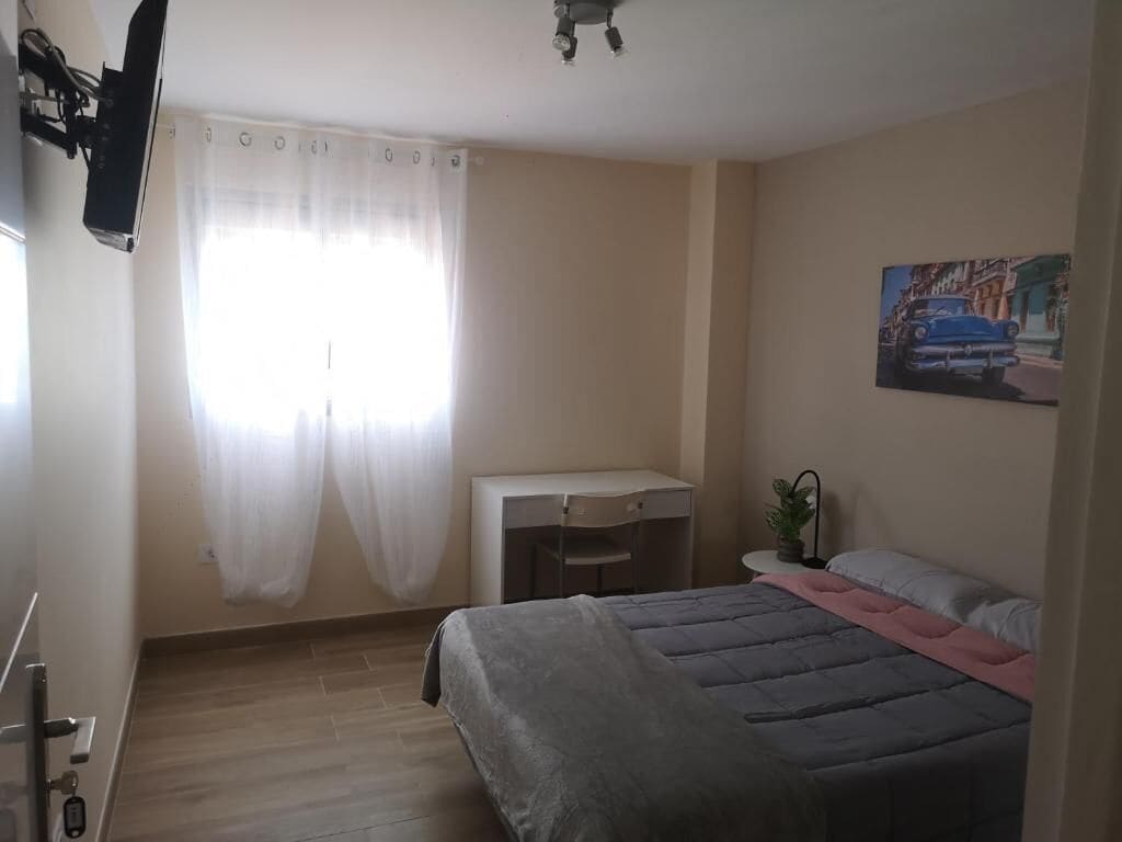 Tweepersoonskamer, gemeenschappelijke badkamer, uitzicht op de stad