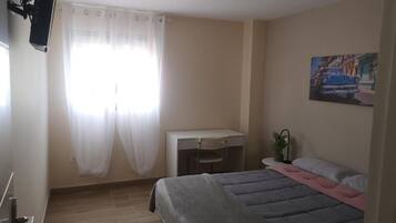 Tweepersoonskamer, gemeenschappelijke badkamer, uitzicht op de stad