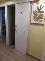 Habitación doble, baño compartido, vistas a la ciudad | Interior