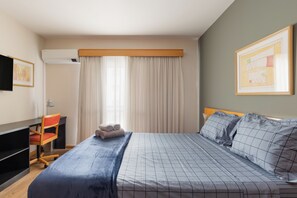 Cortinas blackout, tabla de planchar con plancha y wifi gratis 