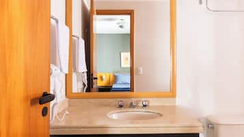 Estúdio conforto, vista para a cidade | Banheiro | Sabonete, shampoo