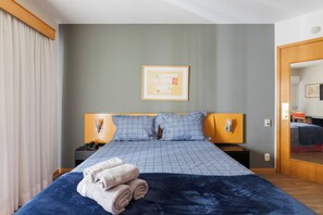 Cortinas blackout, tabla de planchar con plancha y wifi gratis 
