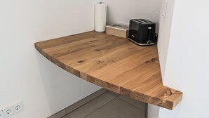 Eine Küchenarbeitsplatte mit einem Toaster, einem weißen Behälter und einer Rolle Küchenpapier.
