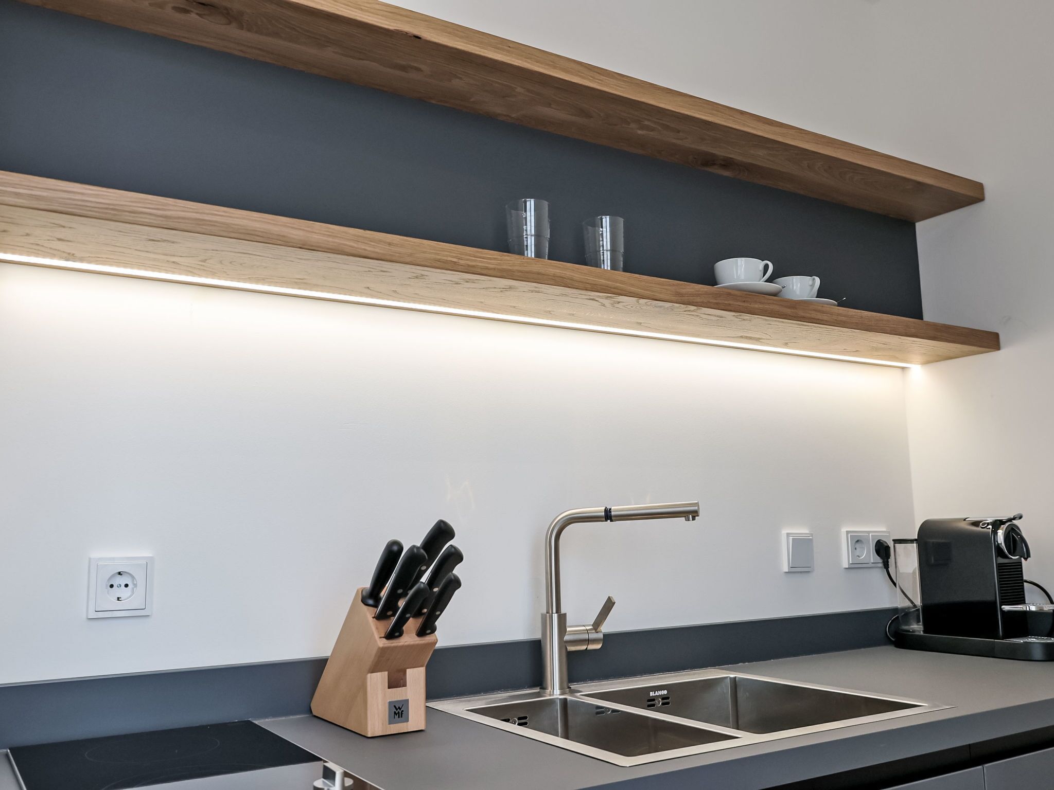 Kühlschrank, Mikrowelle, Kochgeschirr/Geschirr/Besteck
