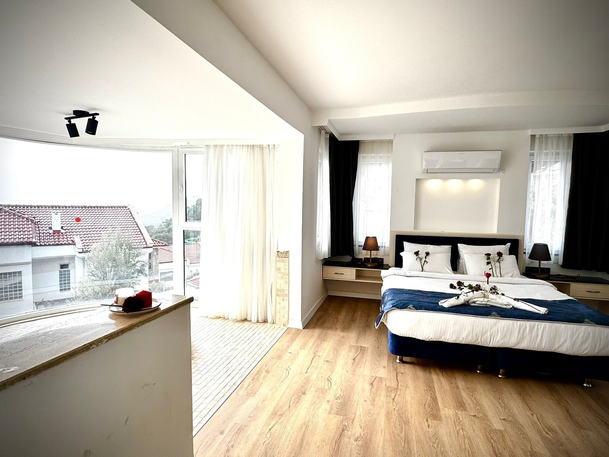 Grand Studio Suite, Mountain View | Minibar, in-room safe, bed sheets