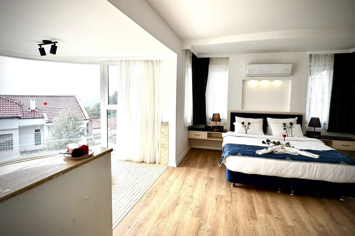 Grand Studio Suite, Mountain View | Minibar, in-room safe, bed sheets