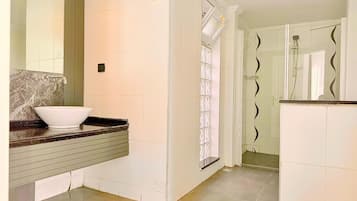 Kostenlose Toilettenartikel, Haartrockner, Hausschuhe, Handtücher