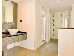 Kostenlose Toilettenartikel, Haartrockner, Hausschuhe, Handtücher