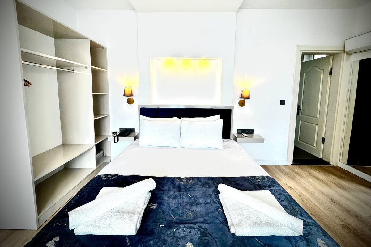 Minibar, in-room safe, bed sheets