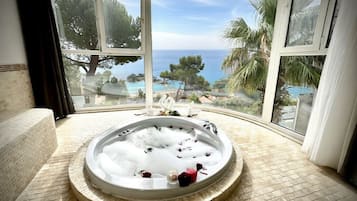 Deluxe Room, Sea View | In-room safe