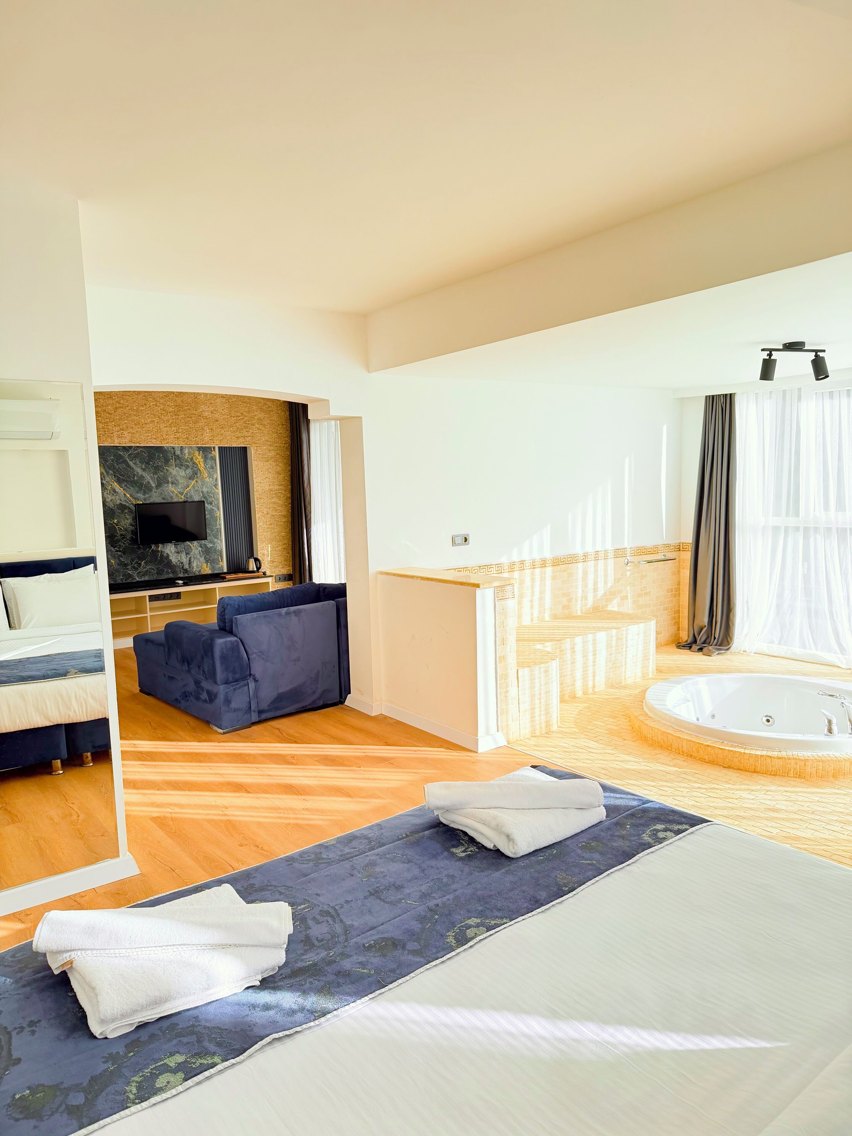 King Jacuzzi Suite | Minibar, in-room safe, bed sheets