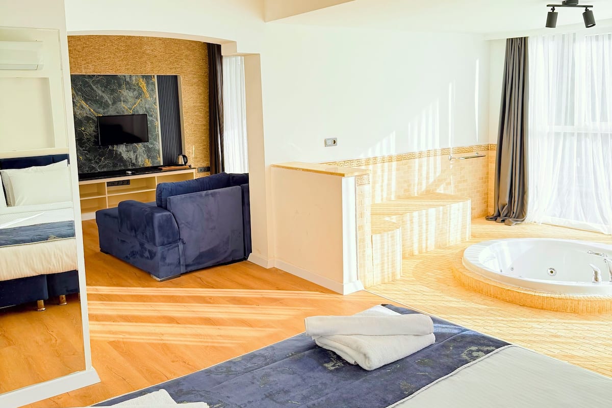 King Jacuzzi Suite | Minibar, in-room safe, bed sheets