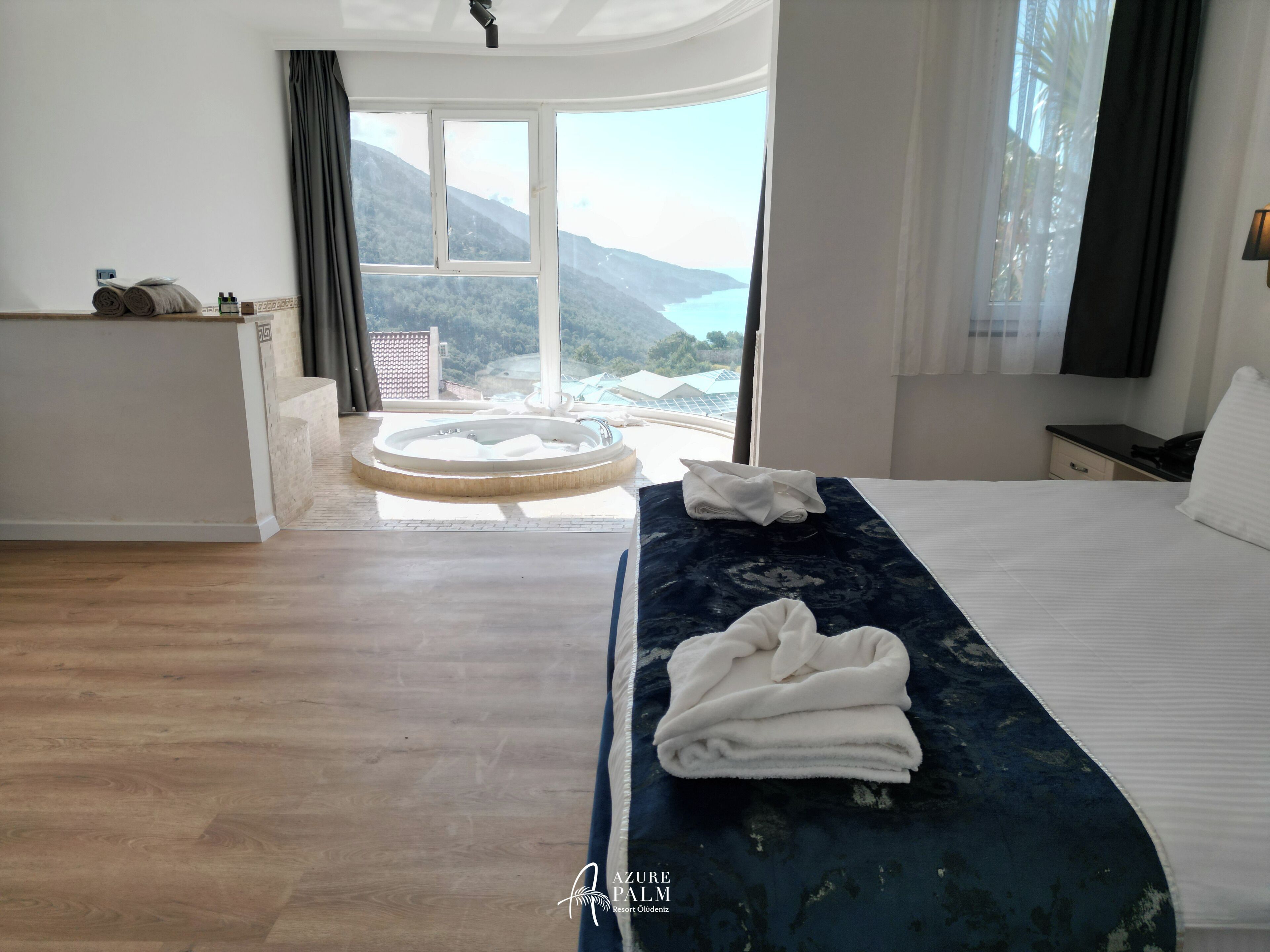 Minibar, caja fuerte, ropa de cama