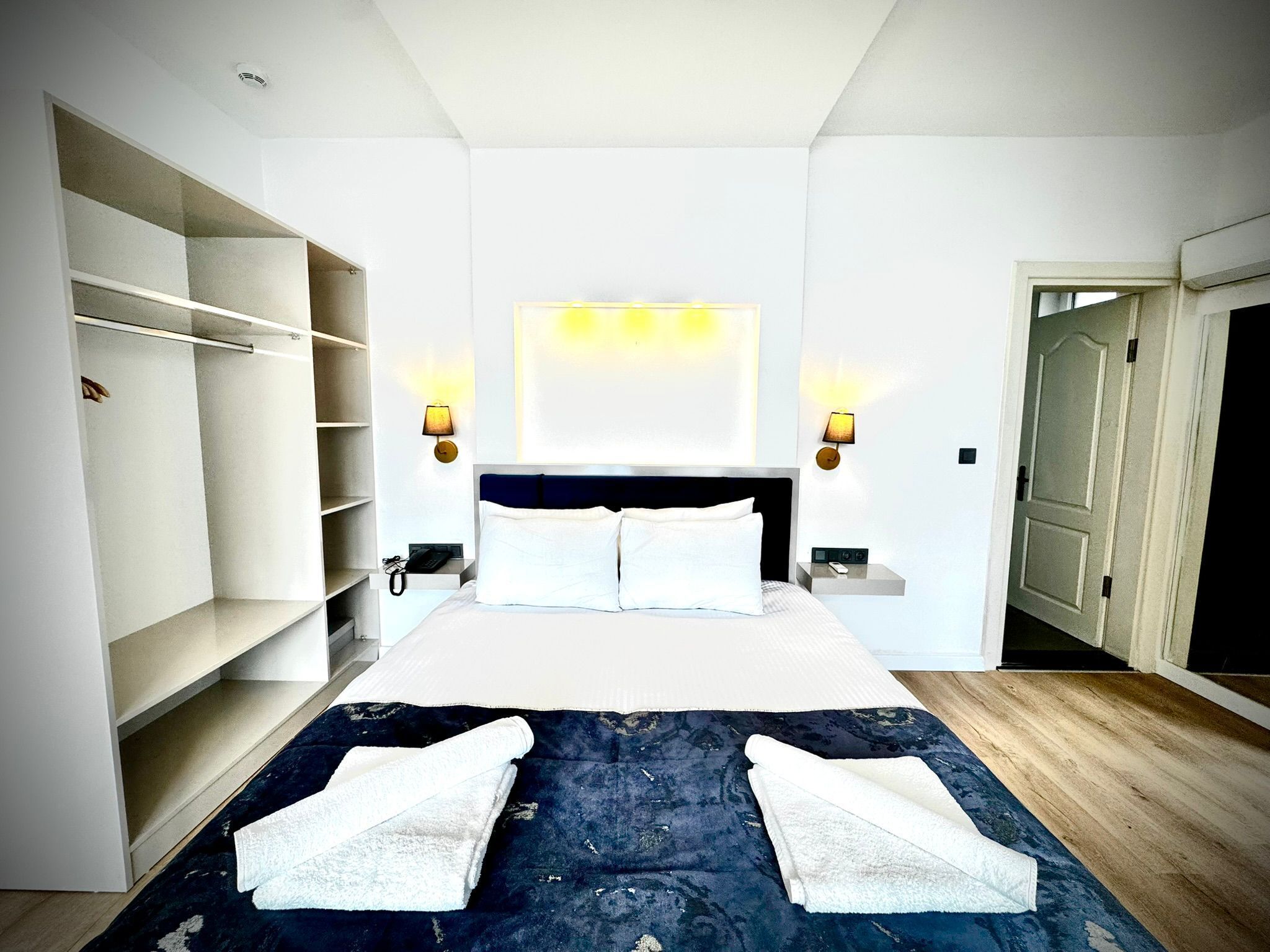 Minibar, in-room safe, bed sheets