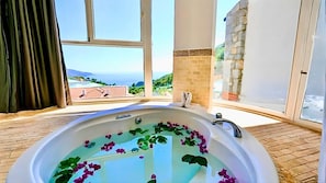 King Jacuzzi Suite - Sea View | Minibar, caja de seguridad en la habitación y ropa de cama 
