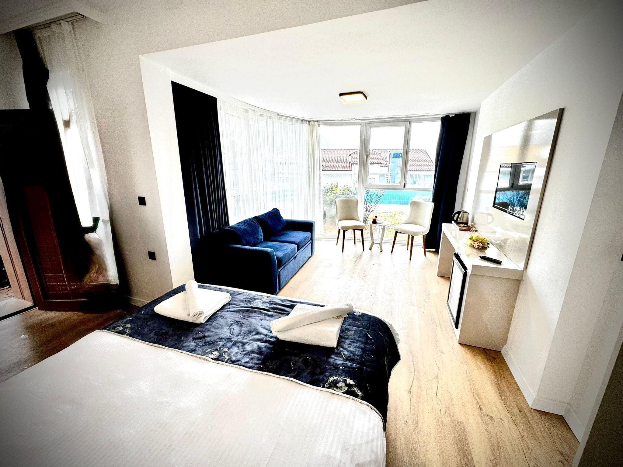 Basic Room, Garden View | Minibar, in-room safe, bed sheets