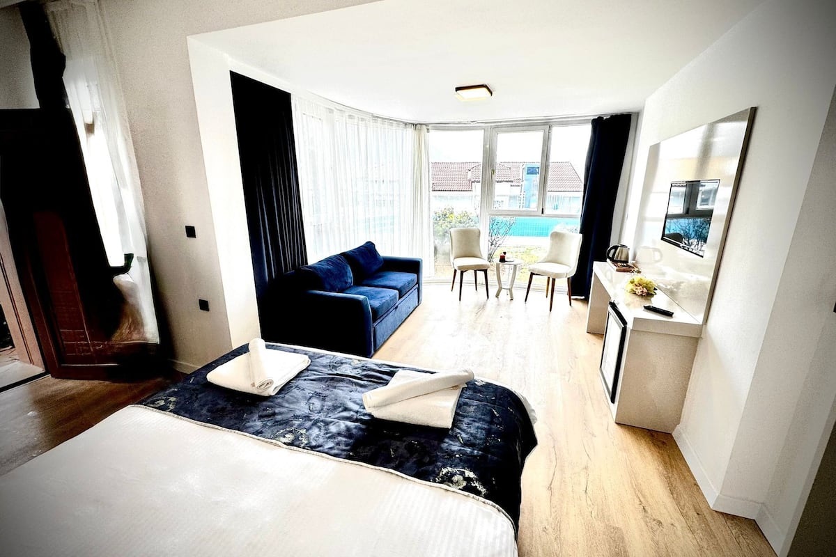 Basic Room, Garden View | Minibar, in-room safe, bed sheets