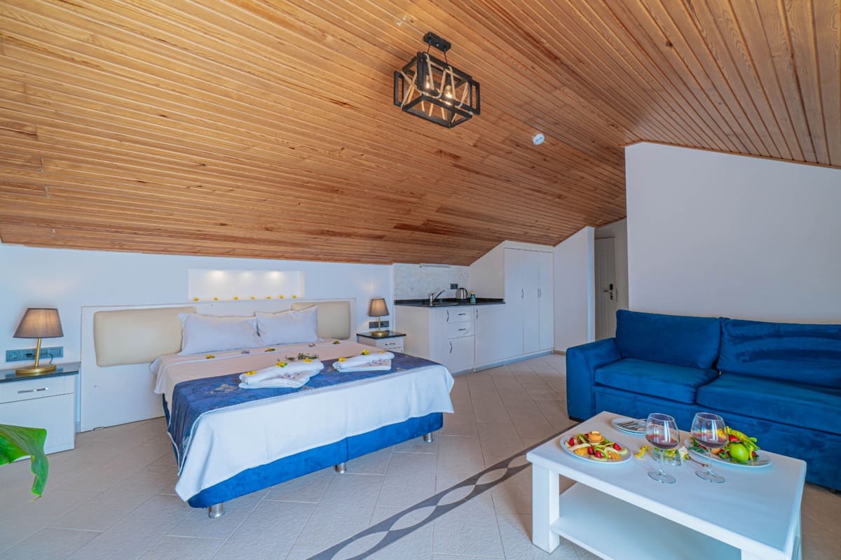 Panoramic Room, Sea View | Minibar, in-room safe, bed sheets