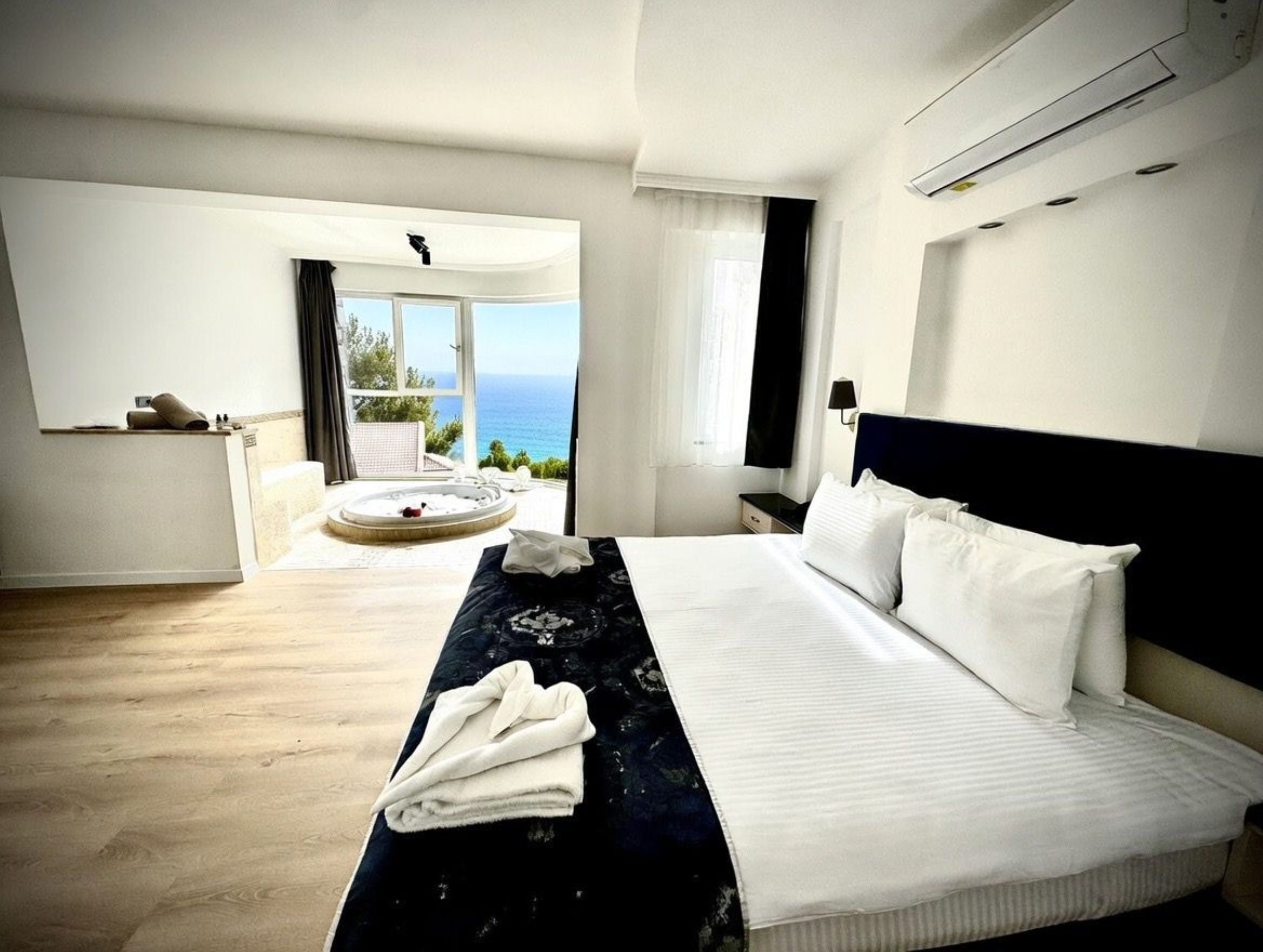 Deluxe Room, Sea View | In-room safe