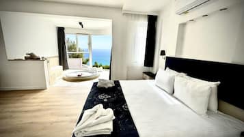 Deluxe Room, Sea View | In-room safe