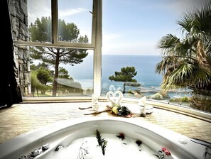 Kamar Deluks, pemandangan laut | Brankas