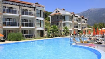 Außenpool (je nach Saison geöffnet), Sonnenschirme, Liegestühle