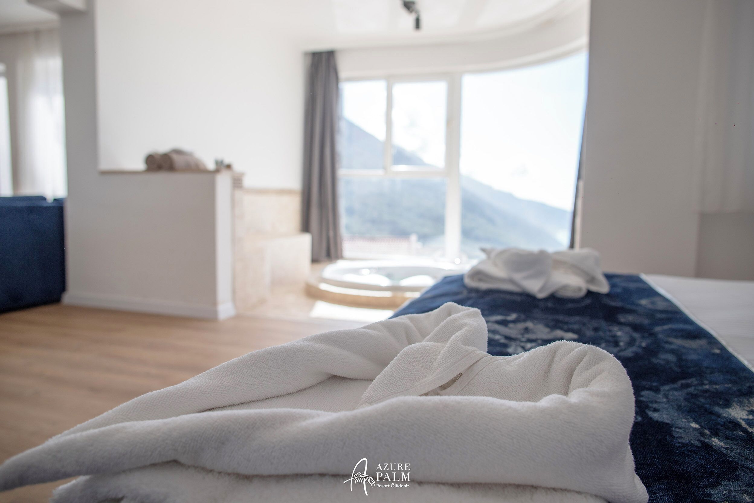 Grand Studio Suite, Sea View | Minibar, in-room safe, bed sheets