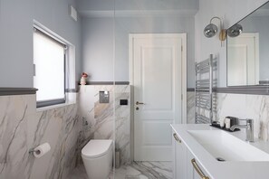 Shower, hair dryer, towels, toilet paper - Helvetia 33 (Baveno)