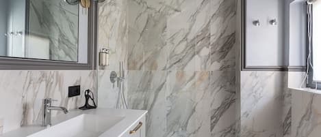 Douche, sĂšche-cheveux, serviettes fournies, papier toilette