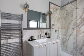 Shower, hair dryer, towels, toilet paper - Helvetia 33 (Baveno)
