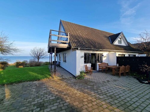 Waterfront holiday for multiple generations