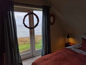 4 bedrooms, iron/ironing board, free WiFi