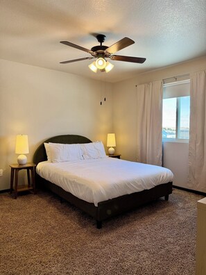 2 bedrooms, WiFi, bed sheets - Ridge View Retreat! 2 bed, 2 bath with View and Garage (Rapid City)