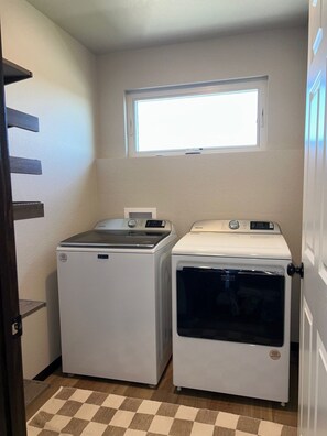 Interior - Ridge View Retreat! 2 bed, 2 bath with View and Garage (Rapid City)