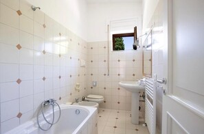 Een douche, een haardroger, een bidet, handdoeken