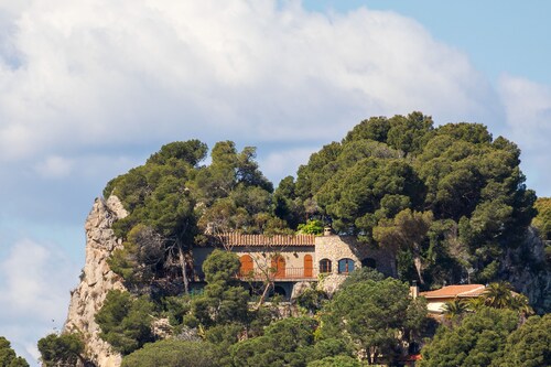 Casa Roca Vista A Unique Holiday Home Built on a Rock With Breathtaking Views!